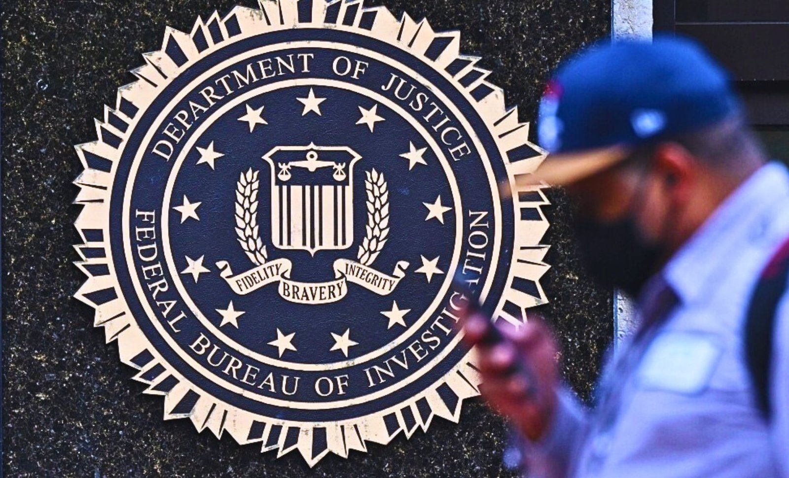 FBI Urges iPhone Android Users to Ditch WhatsApp Facebook Messenger