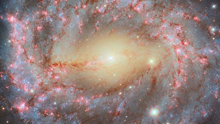 Grand spiral galaxy dazzles in new Hubble Telescope photo