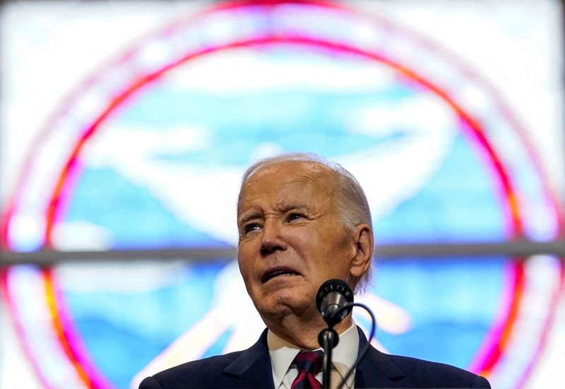 Biden tries to lift Democrats spirits on last full day