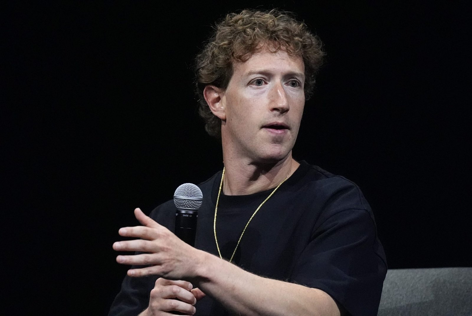 Mark Zuckerberg will cohost a Trump inauguration reception along with