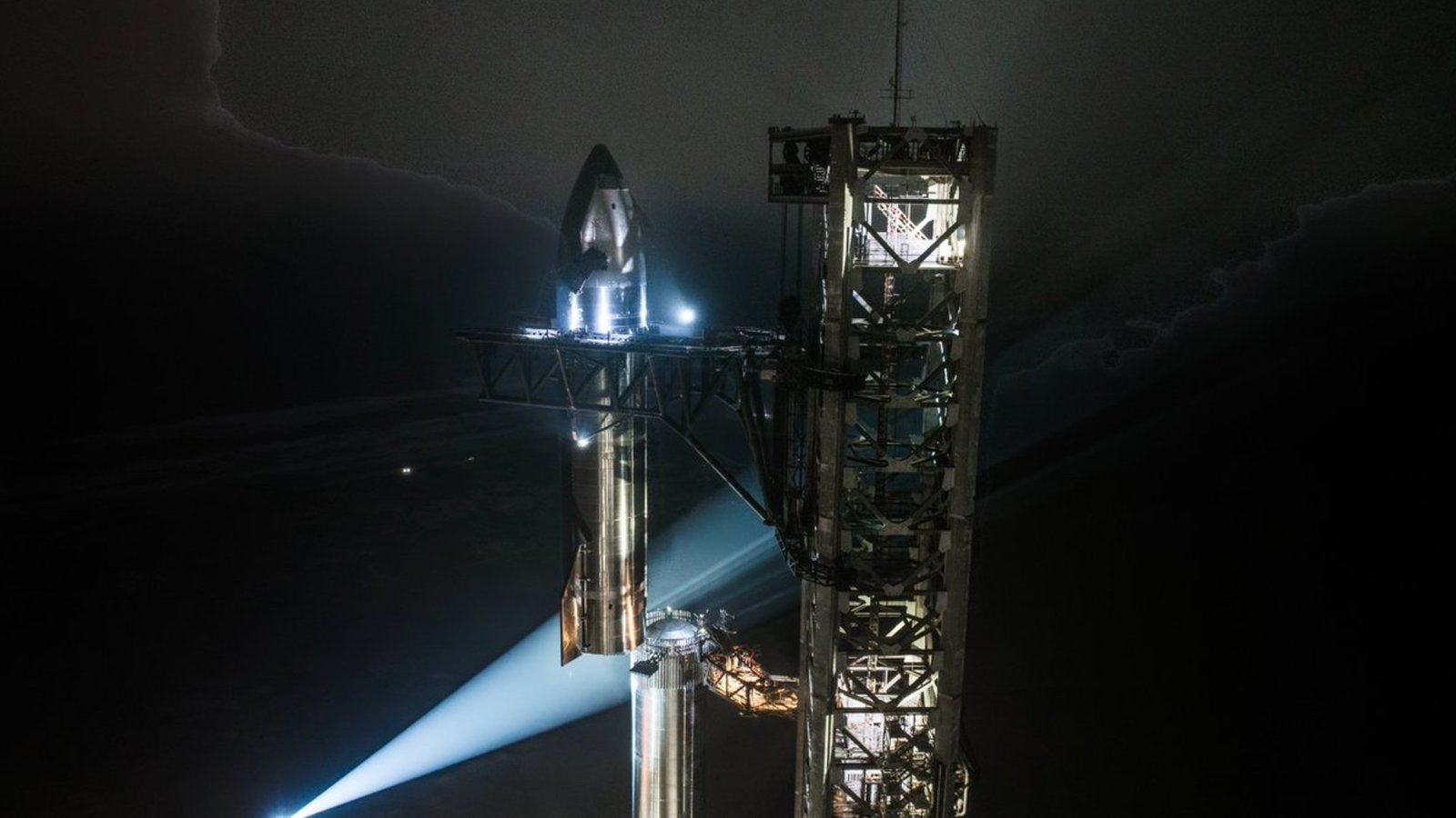 SpaceX assembles the worlds largest rocket for Starship Flight 7