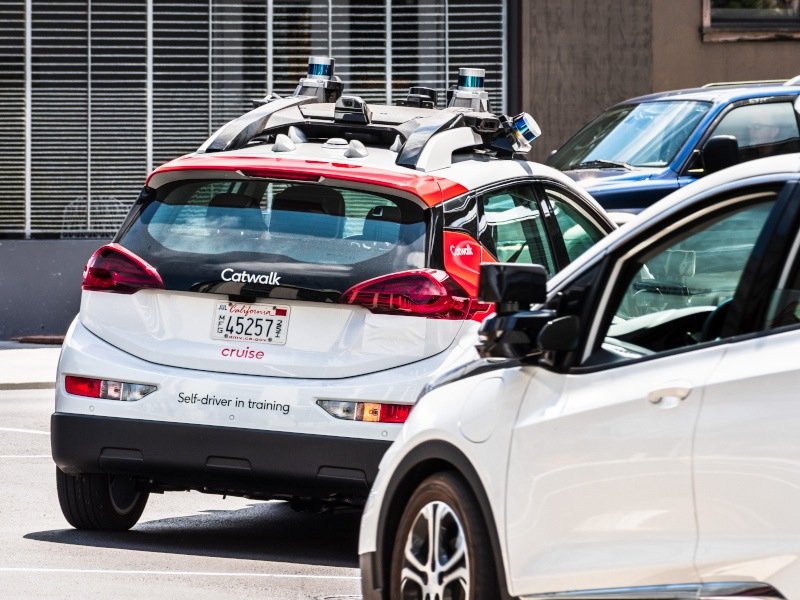 GM cuts nearly half of Cruise staff as robotaxi business