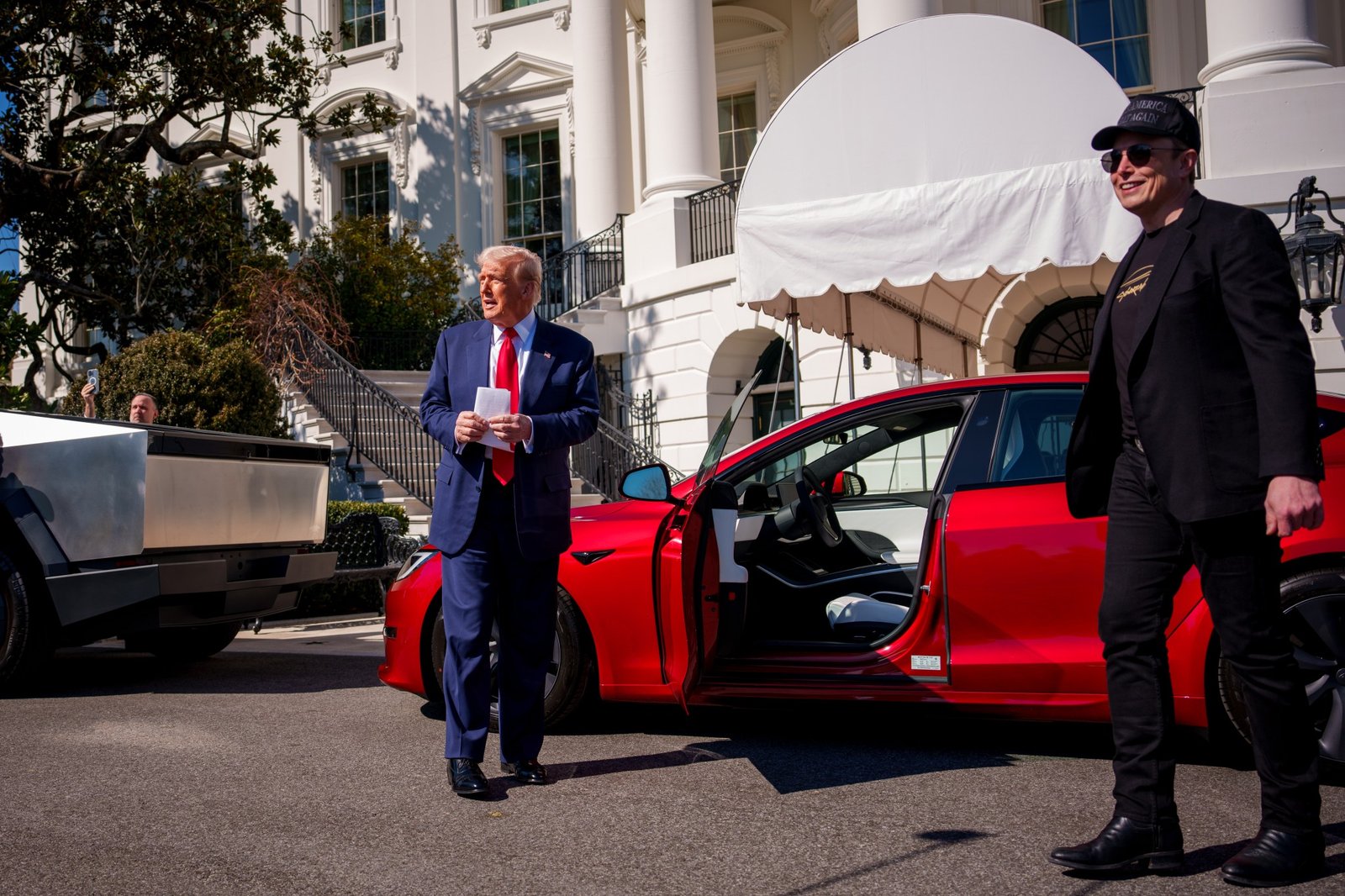 In a striking change of tone, Tesla mega bull Dan Ives warns Elon Musk that patience is ‘wearing thin’