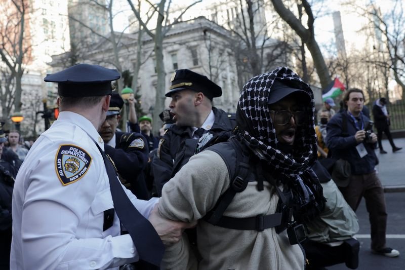 Judge to hold hearing over Columbia student protester039s challenge to