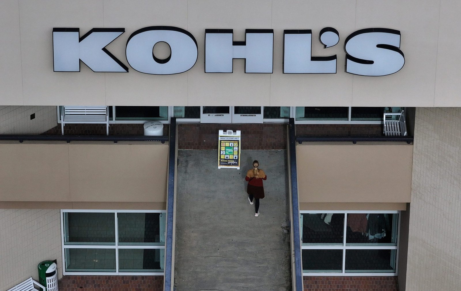 Kohl’s had an even worse quarter than Wall Street expected with net sales plummeting nearly 10% in the aftermath of layoffs and store closures