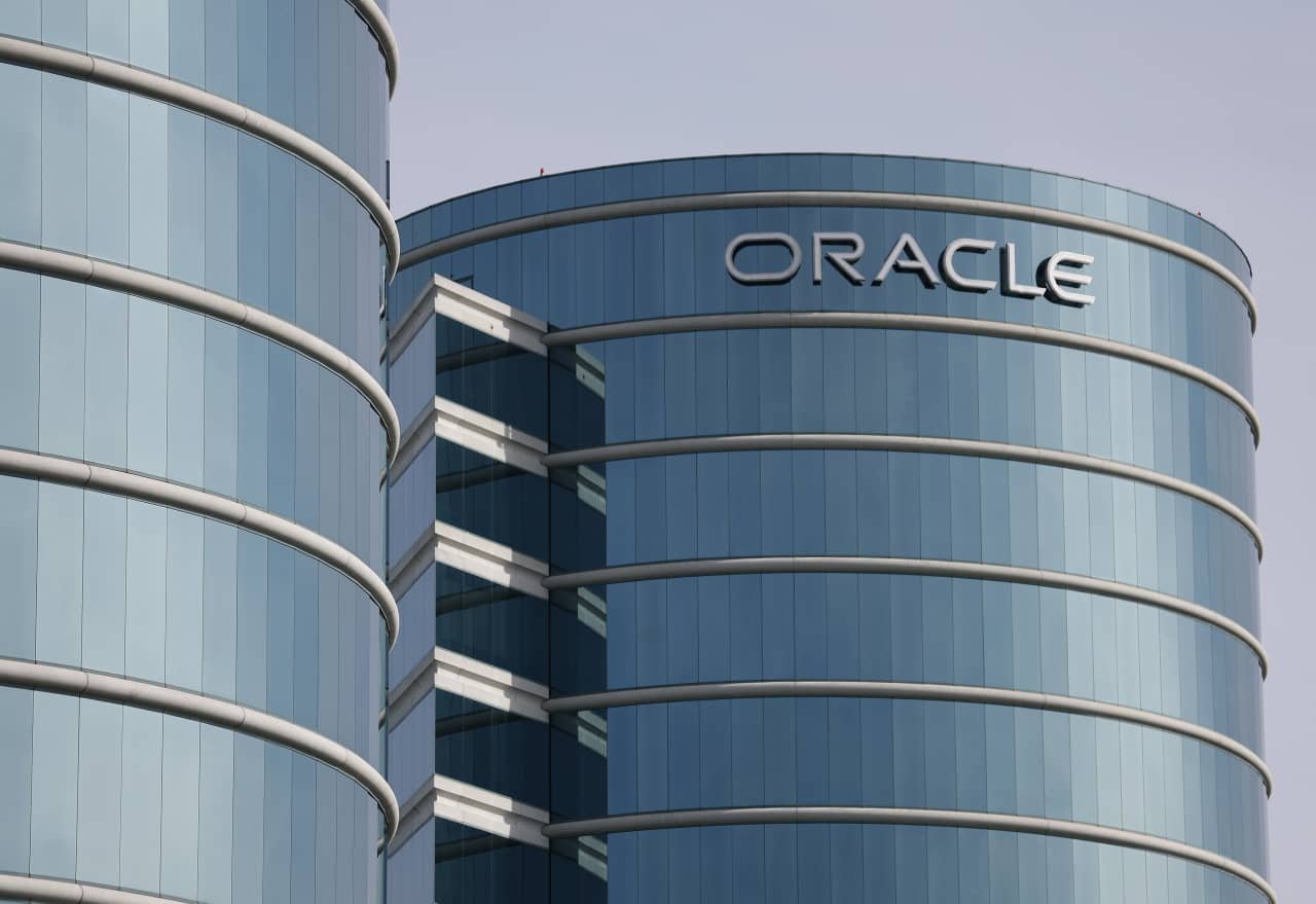 Oracle won some big cloud contracts. Here’s why its stock is falling.