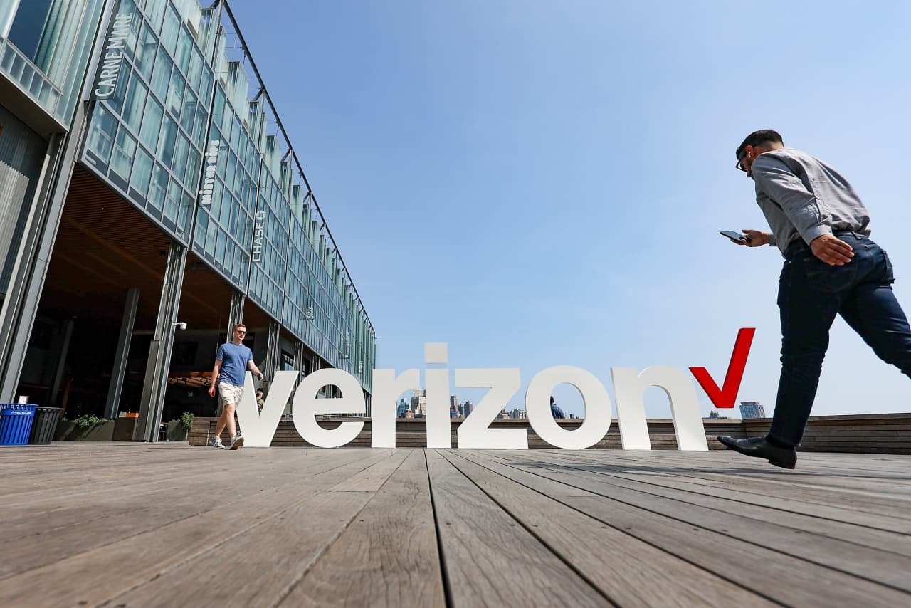 Verizon and AT&T are seeing stock drops. Here’s what’s driving the selloff.